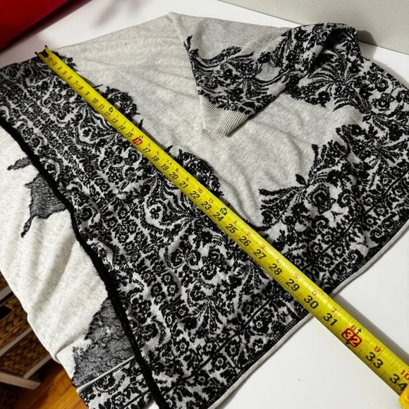 Anthropologie HWR Black and White Patterned sweater, oversized shawl Cardigan - Picture 5 of 5